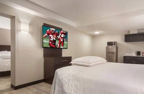 Erie House | Convenient Location! 2 Sleek Units, Pet-Friendly, Free Parking