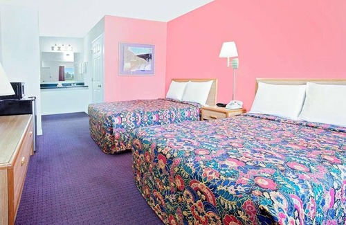 Muskogee Hotel | Convenient Stay in Knights Inn Muskogee! 3 Comfortable Units, Pets Allowed