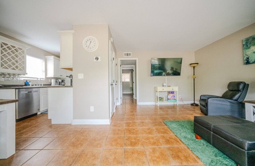 Oxford Apartment | Convenient to campus and The Square - Location