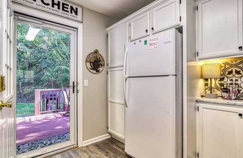 Pigeon Forge Ski Chalet | Convenient to Dollywood-Dinner Shows Two Bedroom Two Bathroom- Internet Access