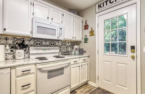 Pigeon Forge Ski Chalet | Convenient to Dollywood-Dinner Shows Two Bedroom Two Bathroom- Internet Access