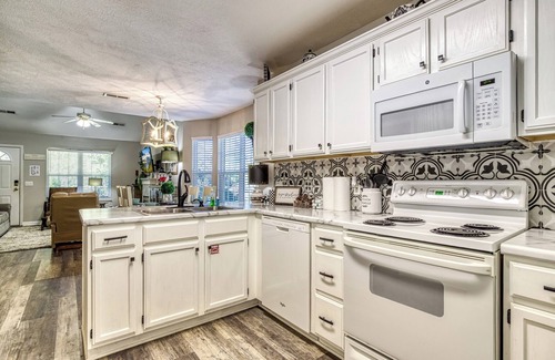 Pigeon Forge Ski Chalet | Convenient to Dollywood-Dinner Shows Two Bedroom Two Bathroom- Internet Access