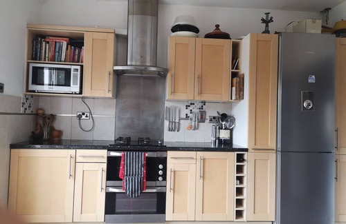 Emsworth House | Conveniently Located, pet Friendly, end Terrace House
