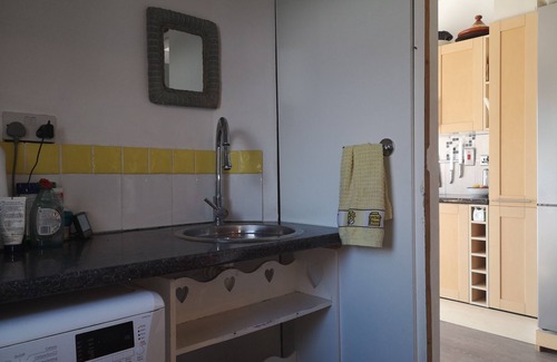 Emsworth House | Conveniently Located, pet Friendly, end Terrace House