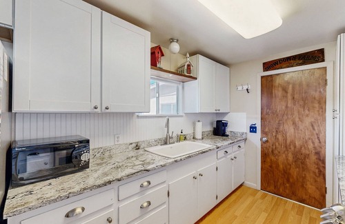 South Fork House | Conveniently located home with fully stocked kitchen, fast wifi & W/D