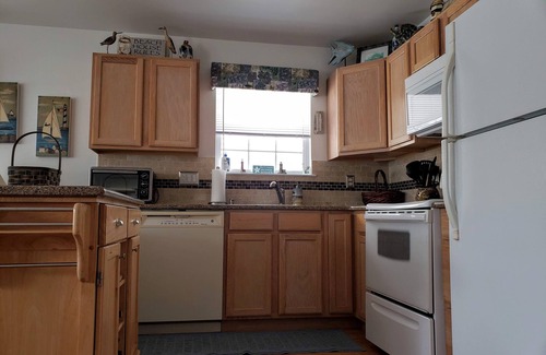 Wildwood Condo | Convention Ctr., Beach, Boardwalk only 1.5 blocks away. Weekly rentals only.