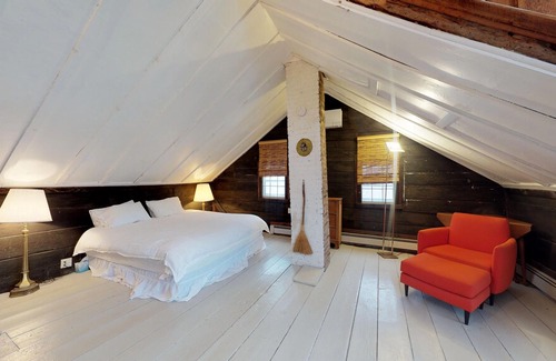 Woodstock House | Converted Barn with Waterfall, Walk to Town