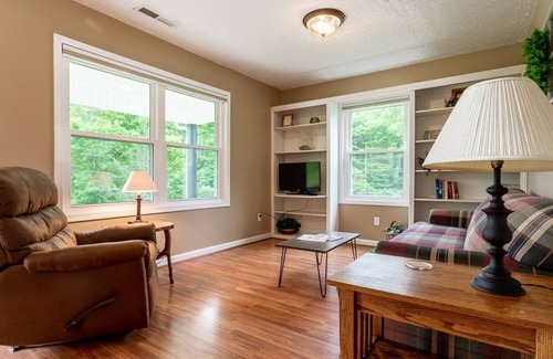 Marshall Cottage | Conway Cottage: A peaceful countryside escape with a fire pit and Pet Friendly!