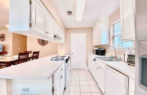 Tallahassee House | Cool and Bright Room Designed for Relaxation
