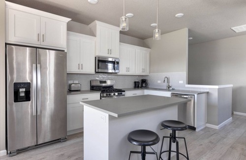 Hillsboro House | Cool Hillsboro 2BR w/Parking & A/C, nr Shopping, by Blueground