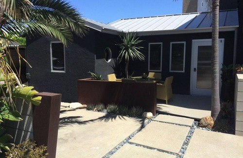 South Oceanside Cottage | Cool Urban Beach Pad~Steps to Surf~Ocean View from Patio