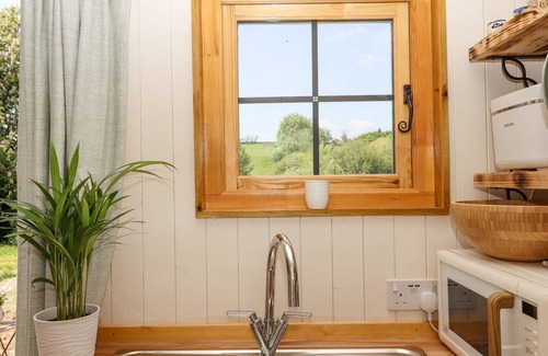 Combeinteignhead Cottage | COOMBE VALLEY SHEPHERD'S HUT, pet friendly, with a garden in Shaldon