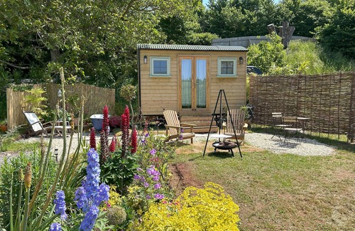 Combeinteignhead Cottage | COOMBE VALLEY SHEPHERD'S HUT, pet friendly, with a garden in Shaldon