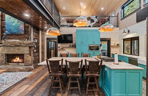 Island Park House | Copper Cowboy |Luxury Lodge w/Private Dock Access