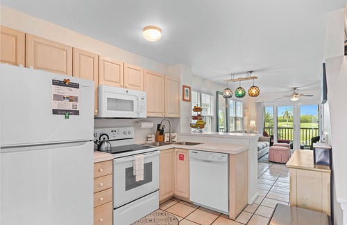 Key West House | Coral Breeze by AvantStay | Close to Beach w/Balcony & Shared Pool!