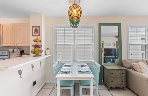 Key West House | Coral Breeze by AvantStay | Close to Beach w/Balcony & Shared Pool!