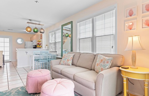 Key West House | Coral Breeze by AvantStay | Close to Beach w/Balcony & Shared Pool!