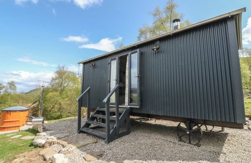 Newtonmore Cottage | CORALDIE, romantic, with open fire in Newtonmore