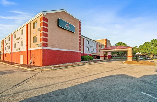Wichita Hotel | Coratel Suites Deluxe 1 King Suite with Sofa Oversized Non Smoking