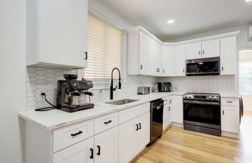 Corktown House | Corktown Oasis - 4 BR Luxe Getaway Close to Downtown
