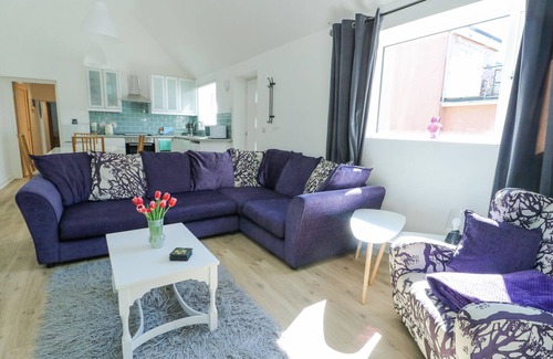 Cemaes Bay Cottage | CORNEL CLUD, pet friendly, country holiday cottage in Cemaes Bay