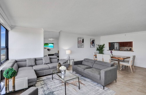 Mid Beach Apartment | Corner 2BR With Ocean View and Beach Access 820