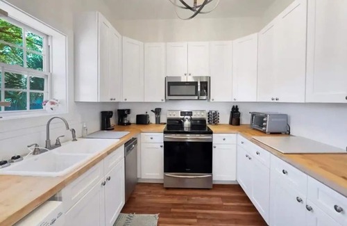 Port St. Joe House | Corner Cottage - Close to Downtown & Beaches - King Bed - Boat Parking - NO Pet Fees !