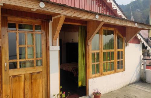 Darjeeling House | Corner Homestay by The Pine Cones