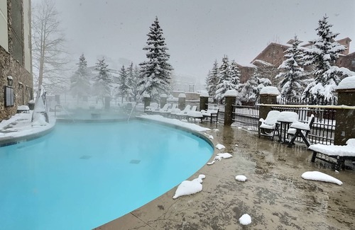 Crested Butte Condo | Corner King Room w/Pool, Hot Tub, Close to Slopes!