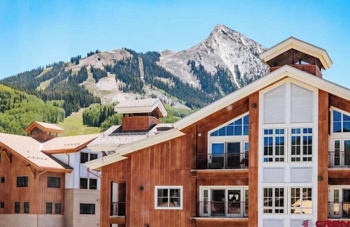 Crested Butte Condo | Corner King Room w/Pool, Hot Tub, Close to Slopes!