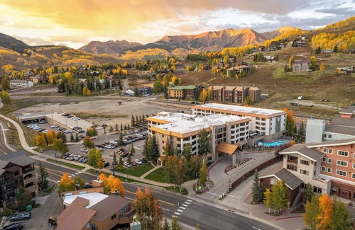 Crested Butte Condo | Corner King Room w/Pool, Hot Tub, Close to Slopes!