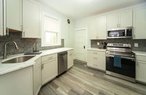 West Annapolis Cottage | Corner lot, walk to stadium, USNA, downtown, cafes, shops, free street parking,