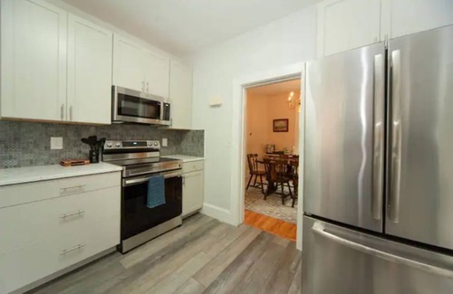 West Annapolis Cottage | Corner lot, walk to stadium, USNA, downtown, cafes, shops, free street parking,