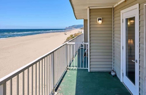 Logsden Condo | Corner Queen Fireplace Studio - No Stairs - Ocean View - Pool & Hot Tub!