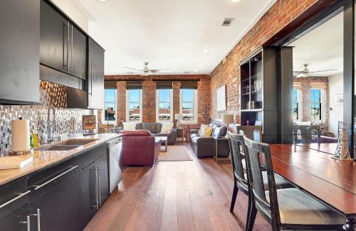 Historic District - North Apartment | Corner View Broughton St Condo with Elevator and Reserved Parking