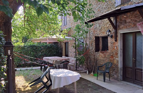 Montecarlo House | Corte Pincione Struttura nel verde della Toscana ad un passo dalle città d'Arte.