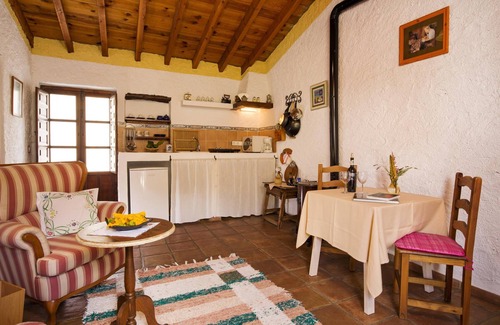 El Borge House | Cortijo Lagar de Luisa. "SAFE". Beautiful, quiet & green. A/C. Pool.Beach22 Km.