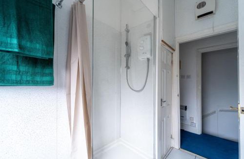 Coventry Apartment | Cosmopolitan Comforts Flat