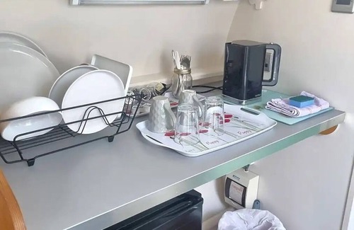 Berwick St James Cabin | Cosy 1 Bedroom Cabin- Moon Pod