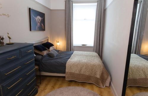 Troon Apartment | Cosy 1-Bedroom Flat, Walk to Beaches
