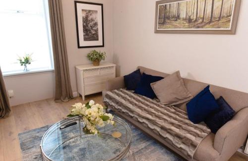 Troon Apartment | Cosy 1-Bedroom Flat, Walk to Beaches