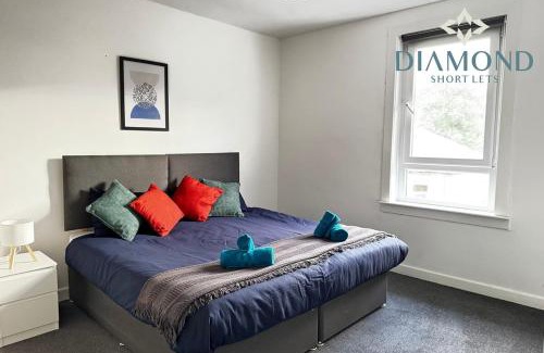 Gourock Apartment | Cosy 2 Bed Flat in Great Location - Close to Gourock Bay, Pool and Gym nearby, Golf Club, Ferry, Supermarket, Restaurants