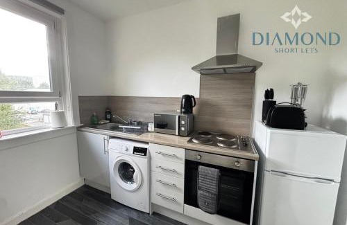 Gourock Apartment | Cosy 2 Bed Flat in Great Location - Close to Gourock Bay, Pool and Gym nearby, Golf Club, Ferry, Supermarket, Restaurants