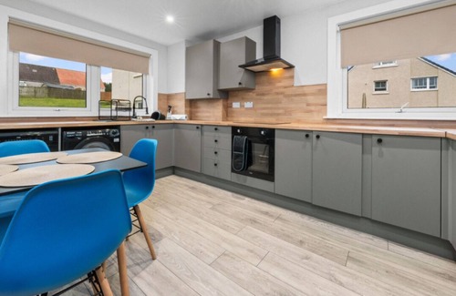 Whitburn House | Cosy 2-Bed House | Easy Edinburgh Access | Sleeps 4