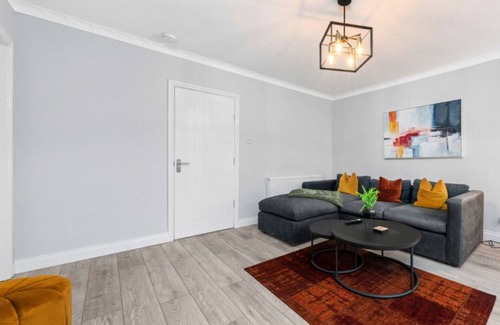 Whitburn House | Cosy 2-Bed House | Easy Edinburgh Access | Sleeps 4