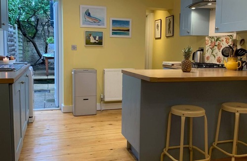 East Molesey House | Cosy, 2-Bed Surrey cottage; easy access into London n