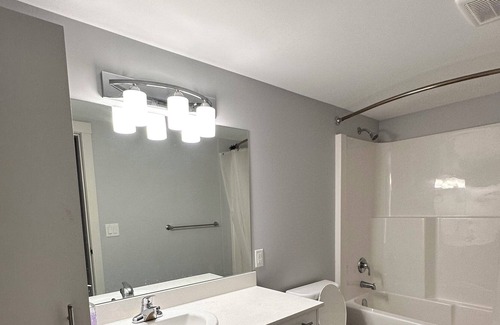 Calgary Apartment | Cosy 2 bedroom & 2 bath apartment 9 minutes from the airport (YYC)