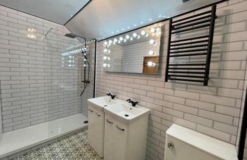 Alport Apartment | Cosy 2 bedroom apartment, terrace with Hot Tub 8am - 10pm plus private daily use of indoor pool and sauna 1 hour