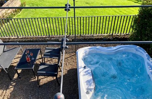 Alport Apartment | Cosy 2 bedroom apartment, terrace with Hot Tub 8am - 10pm plus private daily use of indoor pool and sauna 1 hour