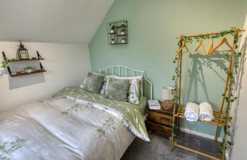 Trafford Apartment | Cosy 2BR Cottage, Driveway,EV port, Pet Friendly